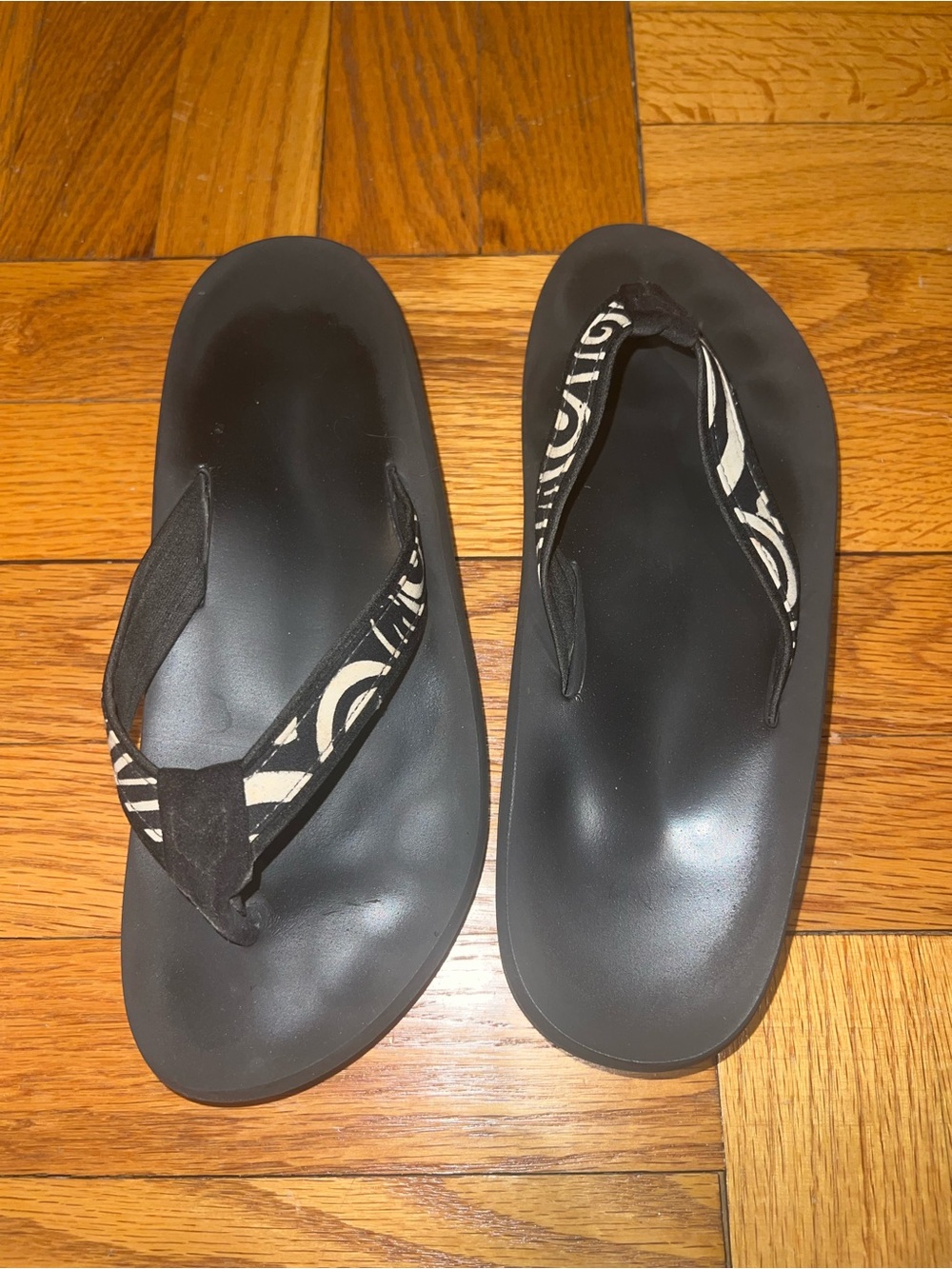 Island Slipper MOKULU Sandals Women's SIZE 7/8 B&W Slip On Flip Flops